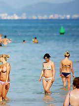 12 pictures - Bent over chick horny bikini booty