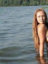 12 pictures - Unconscious bikini show so horny