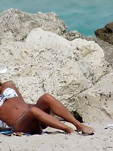12 pictures - Spying cute bikini butts from behind