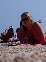 12 pictures - Pretty chicks wash car in bikinis