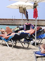 12 pictures - Hot bikini butts played on the cam