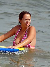 12 pictures - Hot bikini shots from public beach