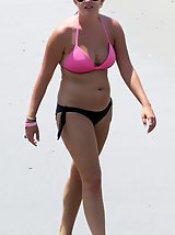 12 pictures - Fems moving the bikini string booty