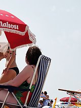 12 pictures - Relaxing on the beach bikini babes