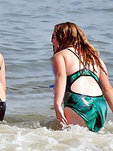12 pictures - Big butt bikini babes teasing public
