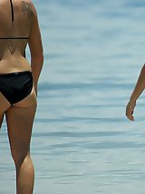12 pictures - Perfect bikini asses of horny girls