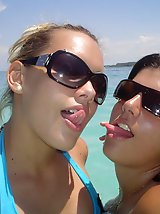 20 pictures - Bikini babe flashing on the Copacabana