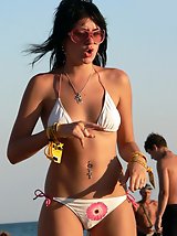 24 pictures - A French girl going topless at the Hanauma