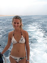 22 pictures - Bikini cutie flashing on the Kuta