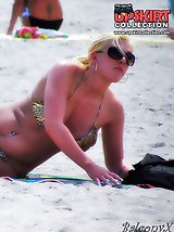 12 pictures - Bikini girls playing around on beach